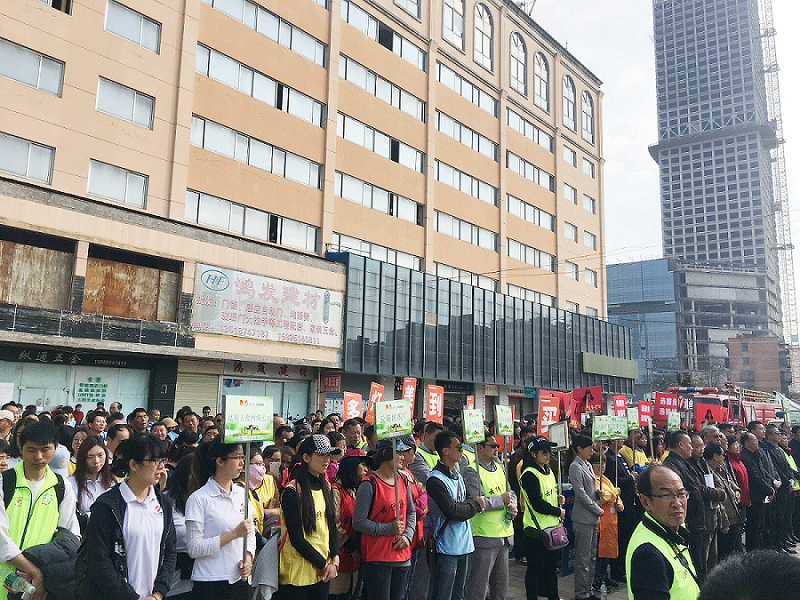 2017年3月5日，是我國(guó)第54個(gè)學(xué)雷鋒紀(jì)念日。3月份的春天萬物復(fù)蘇，百花齊放。陽(yáng)光透過淡薄的云層照耀著大地，它的萬道金光愉快地普照著萬物。春風(fēng)拂面,是那么清柔,那么親切,就像是雷鋒的精神一直溫暖著、鼓舞著我們!